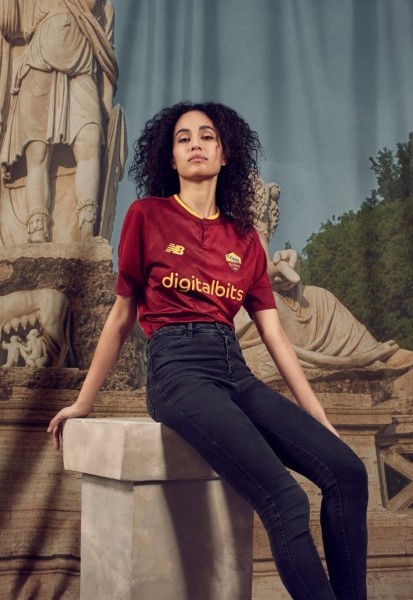 Новые формы топ-клубов: «Реал» удивляет шрифтом, «МЮ» возвращает воротник эпохи Кантона