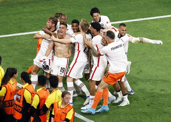 Подзарядка позитивом происходит здесь – от счастливого «Айнтрахта»! Взяли еврокубок после перерыва в 42 года и ушли в отрыв