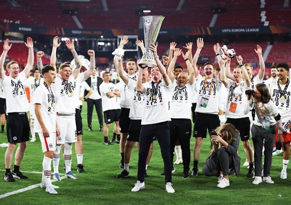 Подзарядка позитивом происходит здесь – от счастливого «Айнтрахта»! Взяли еврокубок после перерыва в 42 года и ушли в отрыв