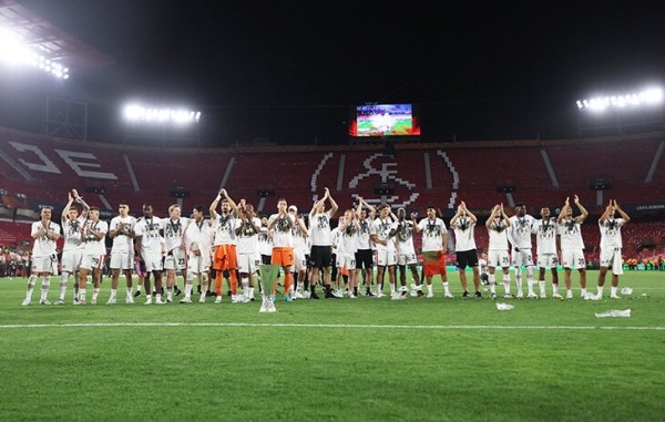 Подзарядка позитивом происходит здесь – от счастливого «Айнтрахта»! Взяли еврокубок после перерыва в 42 года и ушли в отрыв