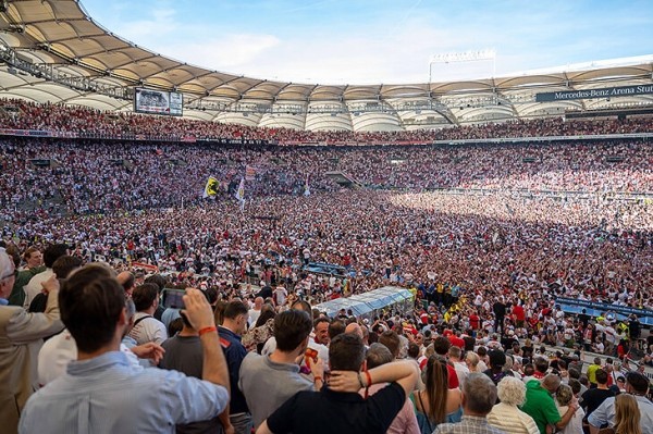 В Бундеслиге спасение празднуют ярче, чем титул! «Штутгарт» забил на 90+2, а дальше – море фанатов на поле