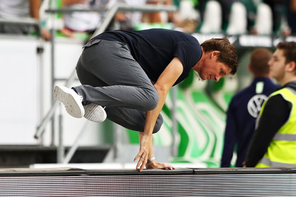 «Удары головой спасли мне жизнь». Тренер «Айнтрахта» вырос без отца, получил бизнес-образование и пережил кровоизлияние в мозг