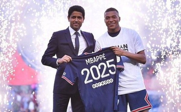 Футбол.  "ПСЖ" объявил о новом контракте с форвардом Килианом Мбаппе до 2025 года
 