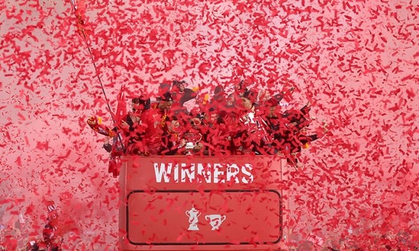 Тысячи фанатов, кубки и счастливые игроки – это парад «Ливерпуля» после финала ЛЧ. Так, а они точно проиграли? Тысячи фанатов, кубки и счастливые игроки – это парад «Ливерпуля» после финала ЛЧ. Так, а они точно проиграли?