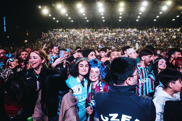 Первое чемпионство за 38 лет – и счастливые фанаты «Трабзонспора» на поле. Их так много, что не видно газона 