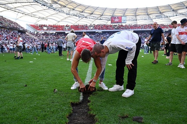 В Бундеслиге спасение празднуют ярче, чем титул! «Штутгарт» забил на 90+2, а дальше – море фанатов на поле