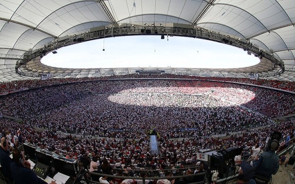 В Бундеслиге спасение празднуют ярче, чем титул! «Штутгарт» забил на 90+2, а дальше – море фанатов на поле