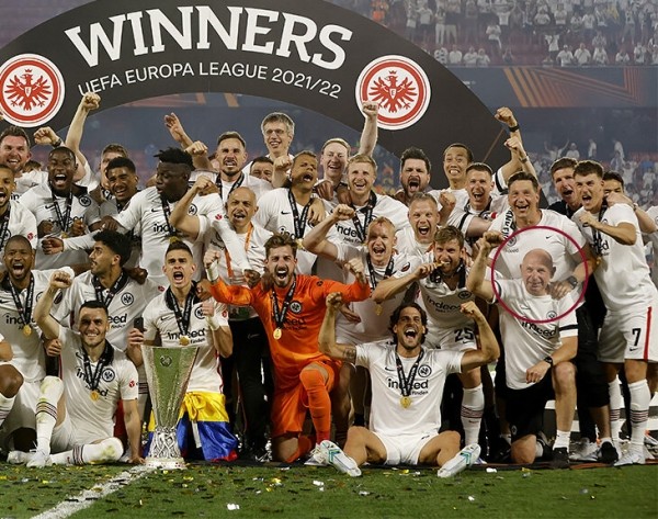 Оказывается, ЛЕ выиграл и украинец! Игорь Симонов играл за «Шахтер», работал на мебельной фабрике, а теперь уже 11 лет – в «Айнтрахте» Оказывается, ЛЕ выиграл и украинец! Игорь Симонов играл за «Шахтер», работал на мебельной фабрике, а теперь уже 11 лет – в «Айнтрахте»