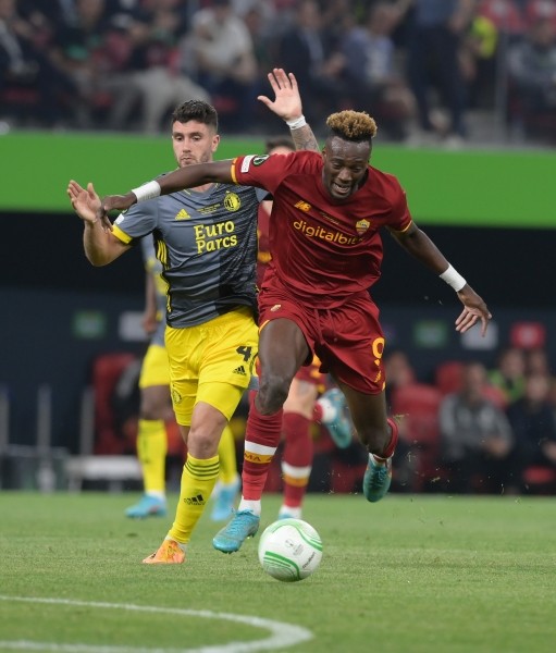 Футбол. "Рома", одолев "Фейеноорд", стала первым в истории победителем Лиги конференций
Футбол. "Рома", одолев "Фейеноорд", стала первым в истории победителем Лиги конференций