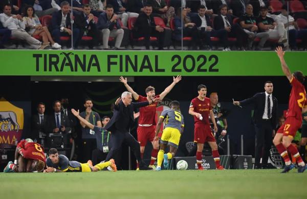 Футбол. "Рома" завоевала первый крупный еврокубковый трофей в истории
Футбол. "Рома" завоевала первый крупный еврокубковый трофей в истории