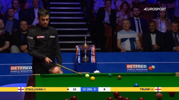 Ваш любимый Ронни О’Салливан взял рекордный ЧМ по снукеру – и это шоу: мешал судье кием, а после победы минуту обнимал соперника Ваш любимый Ронни О’Салливан взял рекордный ЧМ по снукеру – и это шоу: мешал судье кием, а после победы минуту обнимал соперника