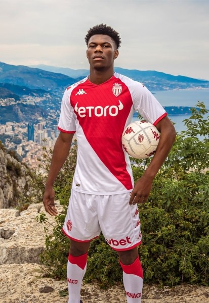 Новые формы топ-клубов: «Реал» удивляет шрифтом, «МЮ» возвращает воротник эпохи Кантона