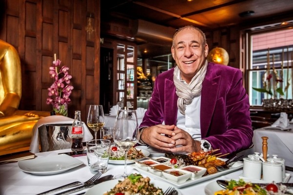 Босс «Айнтрахта» – хиповый дед: поднял клуб из руин, рулит дискотеками на Ибице, приглашает бездомных домой на Рождество Босс «Айнтрахта» – хиповый дед: поднял клуб из руин, рулит дискотеками на Ибице, приглашает бездомных домой на Рождество