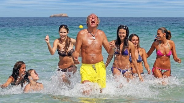 Босс «Айнтрахта» – хиповый дед: поднял клуб из руин, рулит дискотеками на Ибице, приглашает бездомных домой на Рождество Босс «Айнтрахта» – хиповый дед: поднял клуб из руин, рулит дискотеками на Ибице, приглашает бездомных домой на Рождество