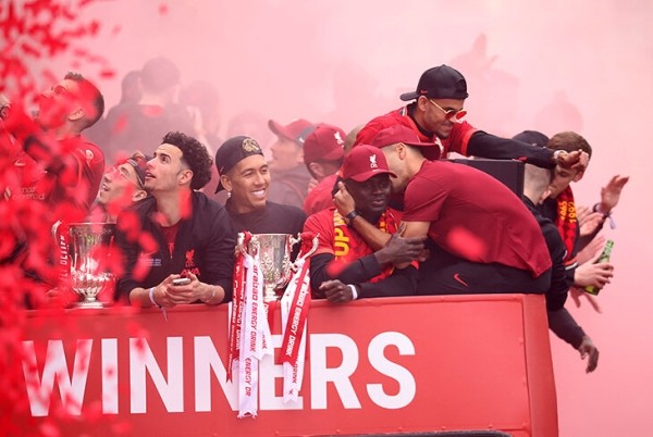 Тысячи фанатов, кубки и счастливые игроки – это парад «Ливерпуля» после финала ЛЧ. Так, а они точно проиграли? Тысячи фанатов, кубки и счастливые игроки – это парад «Ливерпуля» после финала ЛЧ. Так, а они точно проиграли?