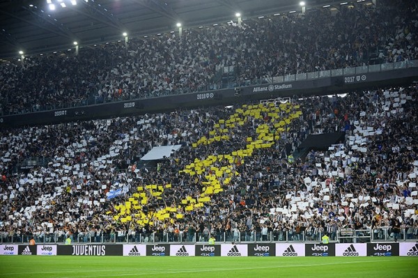 Кьеллини красиво попрощался: никаких слез, только широченная улыбка. Сделал круг почета прямо во время матча! Кьеллини красиво попрощался: никаких слез, только широченная улыбка. Сделал круг почета прямо во время матча!