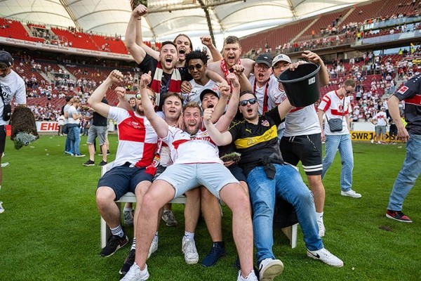 В Бундеслиге спасение празднуют ярче, чем титул! «Штутгарт» забил на 90+2, а дальше – море фанатов на поле