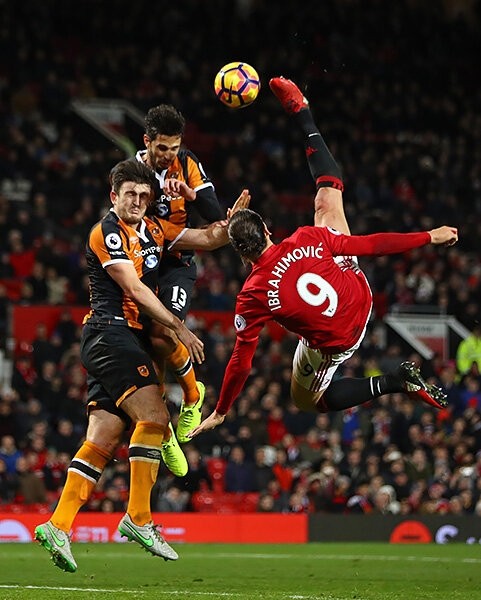 Ибрагимович и единоборства = ❤️ Златан – фанат Мохаммеда Али, имеет черный пояс по тхэквондо и считает, что зажег бы в UFC