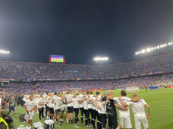 Футбол. "Айнтрахт" победил "Рейнджерс" в серии пенальти и выиграл Лигу Европы
Футбол. "Айнтрахт" победил "Рейнджерс" в серии пенальти и выиграл Лигу Европы