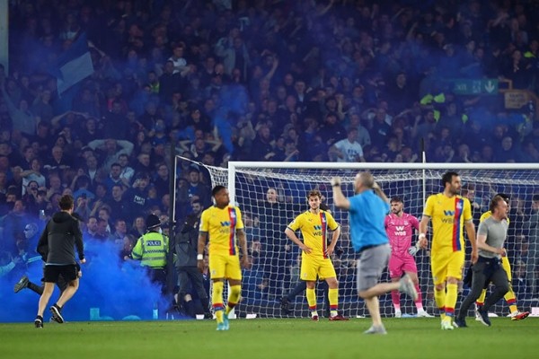 Фанаты «Эвертона» дважды выбежали на поле. Сначала праздновали камбэк, потом – невылет из АПЛ Фанаты «Эвертона» дважды выбежали на поле. Сначала праздновали камбэк, потом – невылет из АПЛ