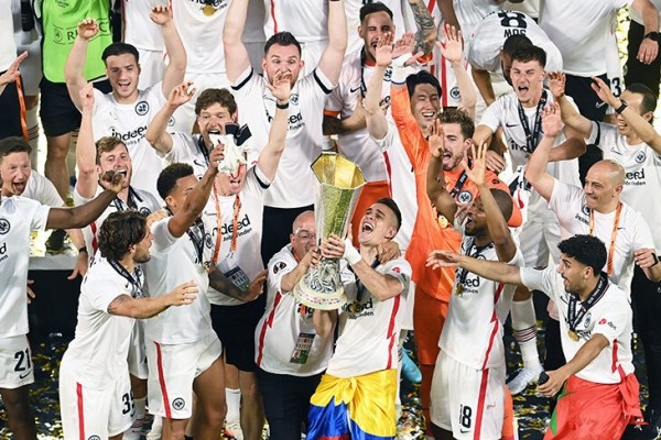 Подзарядка позитивом происходит здесь – от счастливого «Айнтрахта»! Взяли еврокубок после перерыва в 42 года и ушли в отрыв