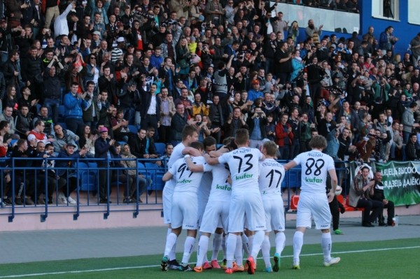 Глеб стаяў у праходзе, бо не хапіла месца, будучы спонсар закахаўся ў клуб, у фанатаў былі свае разборкі. Помніце, як «Крумкачы» раскаталі «Дынама» 4:1?