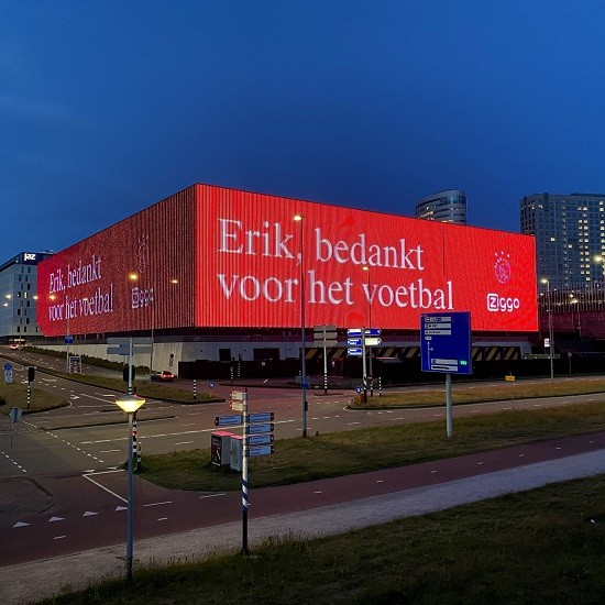 Ого, Тен Хаг уже едет в Манчестер. Сразу после чемпионской вечеринки с «Аяксом»