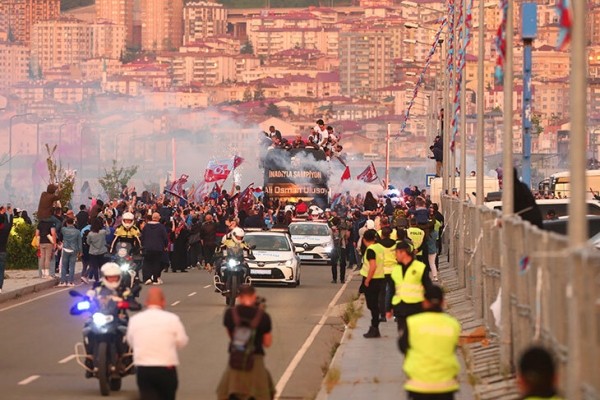 🛳Кажется, морских чемпионских парадов еще не было. Смотрите, как празднует Трабзон