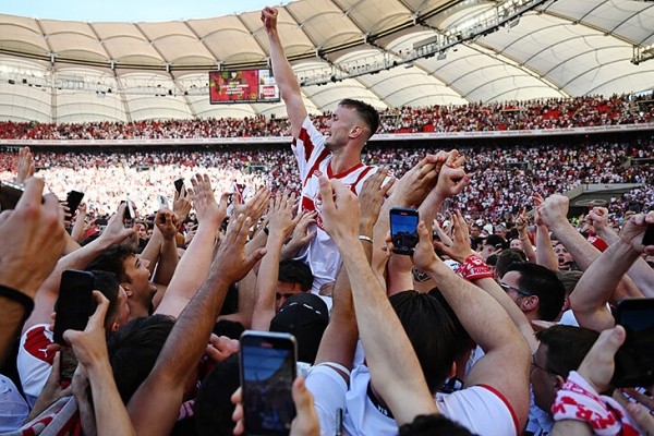 В Бундеслиге спасение празднуют ярче, чем титул! «Штутгарт» забил на 90+2, а дальше – море фанатов на поле