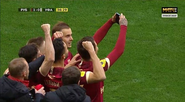 Лисакович отметил гол селфи с партнерами по «Рубину» – а на 103-й минуте оформил команде Слуцкого вылет из РПЛ, не забив пенальти Чичкану 