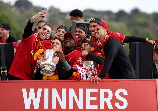 Тысячи фанатов, кубки и счастливые игроки – это парад «Ливерпуля» после финала ЛЧ. Так, а они точно проиграли? Тысячи фанатов, кубки и счастливые игроки – это парад «Ливерпуля» после финала ЛЧ. Так, а они точно проиграли?