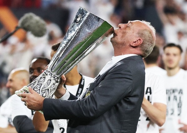 Босс «Айнтрахта» – хиповый дед: поднял клуб из руин, рулит дискотеками на Ибице, приглашает бездомных домой на Рождество Босс «Айнтрахта» – хиповый дед: поднял клуб из руин, рулит дискотеками на Ибице, приглашает бездомных домой на Рождество