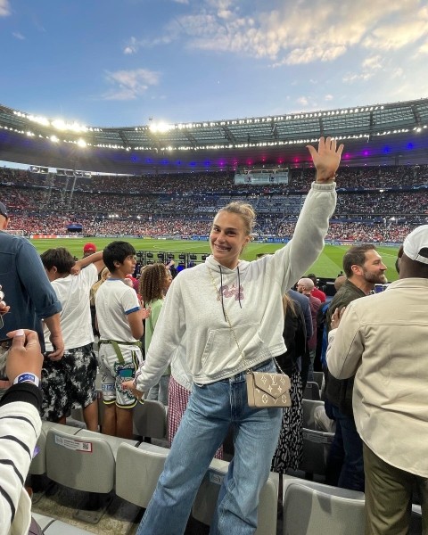 Беларусы на фінале ЛЧ: фаны «Ліверпуля» падтрымалі палітвязня і Украіну, а Сабаленка сфатаграфавалася з комікам, які высмейваў вайну Беларусы на фінале ЛЧ: фаны «Ліверпуля» падтрымалі палітвязня і Украіну, а Сабаленка сфатаграфавалася з комікам, які высмейваў вайну