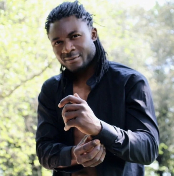 Джозеф Минала радикально сменил имидж. Ну что, все еще выглядит на 40? Джозеф Минала радикально сменил имидж. Ну что, все еще выглядит на 40?