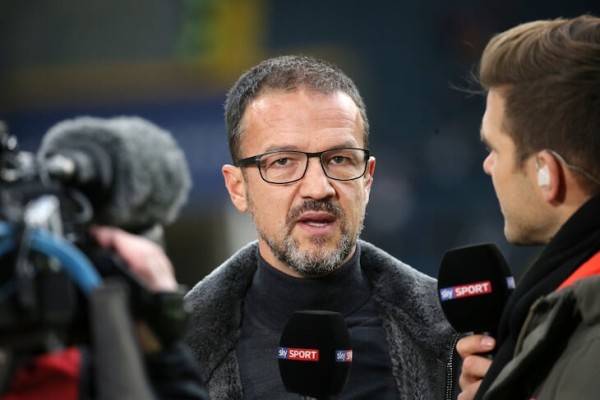 Босс «Айнтрахта» – хиповый дед: поднял клуб из руин, рулит дискотеками на Ибице, приглашает бездомных домой на Рождество Босс «Айнтрахта» – хиповый дед: поднял клуб из руин, рулит дискотеками на Ибице, приглашает бездомных домой на Рождество