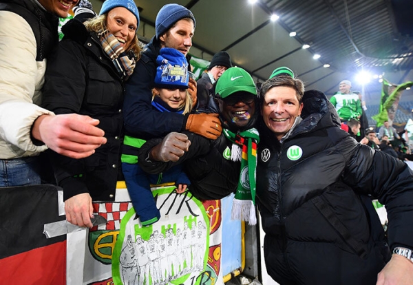 «Удары головой спасли мне жизнь». Тренер «Айнтрахта» вырос без отца, получил бизнес-образование и пережил кровоизлияние в мозг