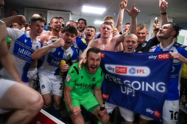 Команда английского Д4 шла в зоне вылета, но к последнему туру заработала шанс на повышение – в случае победы в семь мячей. И выиграла 7:0! Команда английского Д4 шла в зоне вылета, но к последнему туру заработала шанс на повышение – в случае победы в семь мячей. И выиграла 7:0!