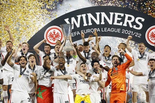 Подзарядка позитивом происходит здесь – от счастливого «Айнтрахта»! Взяли еврокубок после перерыва в 42 года и ушли в отрыв