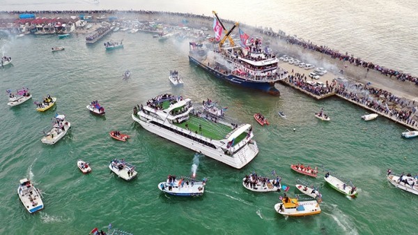 🛳Кажется, морских чемпионских парадов еще не было. Смотрите, как празднует Трабзон
