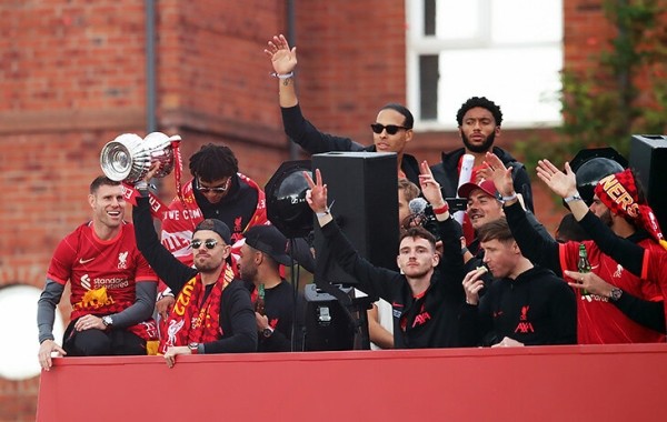 Тысячи фанатов, кубки и счастливые игроки – это парад «Ливерпуля» после финала ЛЧ. Так, а они точно проиграли? Тысячи фанатов, кубки и счастливые игроки – это парад «Ливерпуля» после финала ЛЧ. Так, а они точно проиграли?