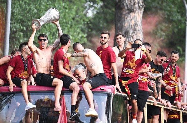 Пестрый парад «Ромы» напротив Колизея – скажите им, что Лига конференций не топ! Пестрый парад «Ромы» напротив Колизея – скажите им, что Лига конференций не топ!