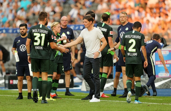 «Удары головой спасли мне жизнь». Тренер «Айнтрахта» вырос без отца, получил бизнес-образование и пережил кровоизлияние в мозг