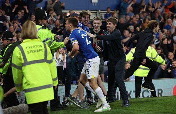 Фанаты «Эвертона» дважды выбежали на поле. Сначала праздновали камбэк, потом – невылет из АПЛ Фанаты «Эвертона» дважды выбежали на поле. Сначала праздновали камбэк, потом – невылет из АПЛ