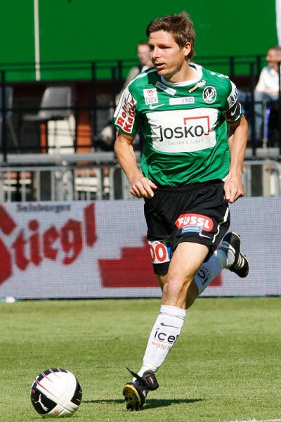 «Удары головой спасли мне жизнь». Тренер «Айнтрахта» вырос без отца, получил бизнес-образование и пережил кровоизлияние в мозг