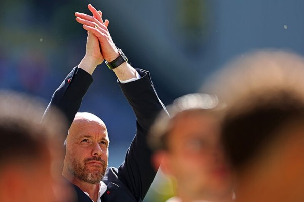 Ого, Тен Хаг уже едет в Манчестер. Сразу после чемпионской вечеринки с «Аяксом»