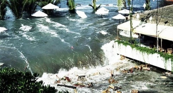 Босс «Айнтрахта» – хиповый дед: поднял клуб из руин, рулит дискотеками на Ибице, приглашает бездомных домой на Рождество Босс «Айнтрахта» – хиповый дед: поднял клуб из руин, рулит дискотеками на Ибице, приглашает бездомных домой на Рождество