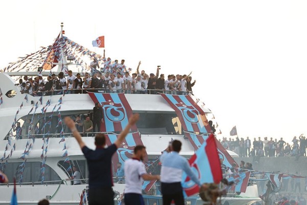 🛳Кажется, морских чемпионских парадов еще не было. Смотрите, как празднует Трабзон