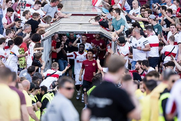 В Бундеслиге спасение празднуют ярче, чем титул! «Штутгарт» забил на 90+2, а дальше – море фанатов на поле