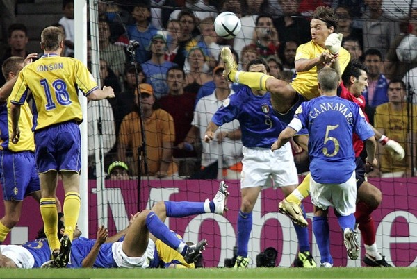 Ибрагимович и единоборства = ❤️ Златан – фанат Мохаммеда Али, имеет черный пояс по тхэквондо и считает, что зажег бы в UFC