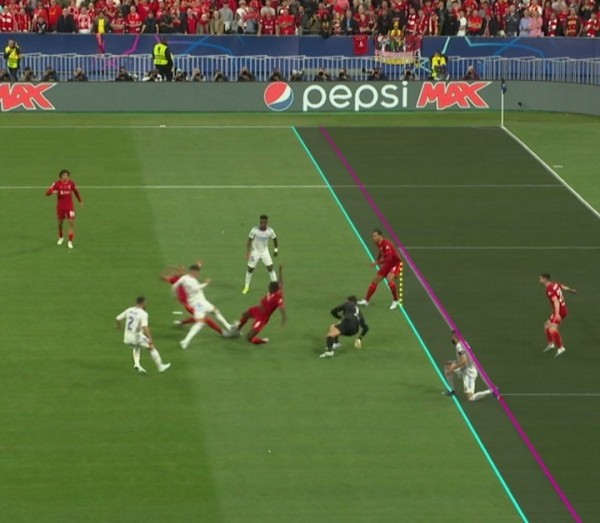 Футбол. Гол Карима Бензема в ворота "Ливерпуля" не засчитали из-за положения "вне игры", хотя "пас" ему сделал соперник
Футбол. Гол Карима Бензема в ворота "Ливерпуля" не засчитали из-за положения "вне игры", хотя "пас" ему сделал соперник